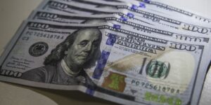 dolar-fecha-abaixo-de-r$-4,90-pela-primeira-vez-em-28-meses