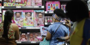 com-queda-do-dolar,-comercio-cresce-0,5%-em-marco-e-amplia-recorde